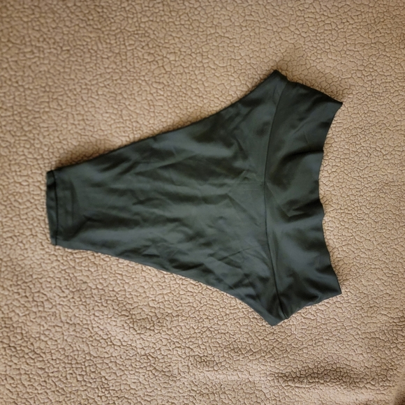 Black bottom - Picture 2 of 4